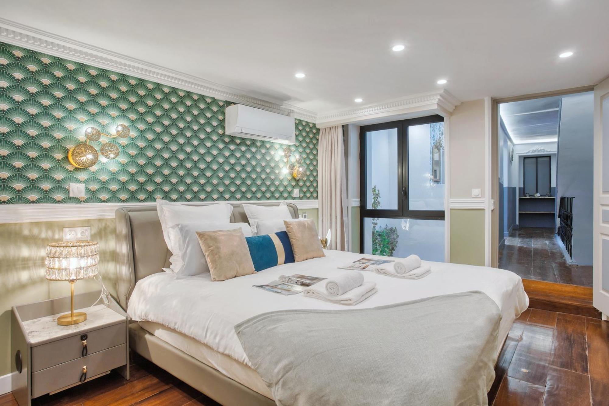Elegant Triplex In Paris - Ideal For 10 - Aircon Exterior photo